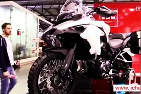 即将在国内销售的贝纳利BJ500GS拉力车，米兰车展实拍视频封面