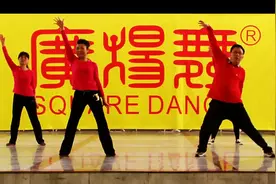 广场舞大叔与广场舞大妈  跳不同版本的《小苹果 》请欣赏评论图片