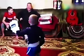 拳坛又出神童！乳臭未干小孩疯狂重拳打倒成年人图片