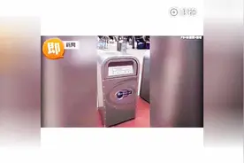 萌！香港迪士尼智能垃圾桶和游客对话 最后这垃圾桶被游客气哭了视频封面