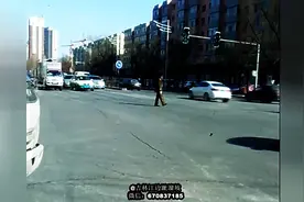 吉林市一老大爷身着军装挺身交叉口 变身"交警"指挥过往车辆图片