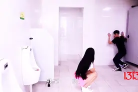 如果你走错厕所，你会怎么办？看看这两位！图片