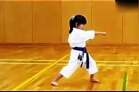 5岁小萝莉参加跆拳道考试，一招一式超可爱图片