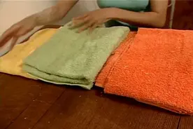 她把不要的旧浴巾剪成条状，完成的东西让我超后悔以前丢掉它们图片