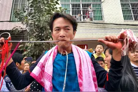海南军坡节穿杖图片