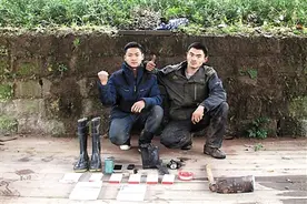 两小伙视频直播7天荒野求生，致敬贝爷？图片