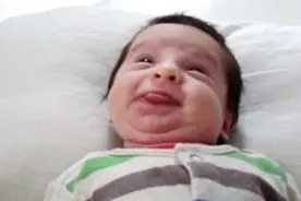 宝宝行为发展要关注 妈妈们知道新生儿常有的奇怪举动吗？图片