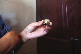 小区七户人家猫眼连被撬，竟是小偷利用猫眼行窃，如何防范看这里图片