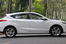 6万可买最美两厢车：长安逸动XT超炫，内饰不输15万合资名车图片