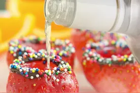 草莓杯伏特加，连杯子一起吃掉的酒味果冻，趴体必备图片