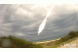 外国爆出最新视频 不知是流星坠落还是外星人造访 现在尚不明确图片