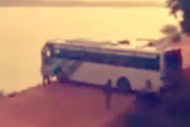 车技太棒了！实拍：大巴车司机在河岸边掉头！佩服！图片