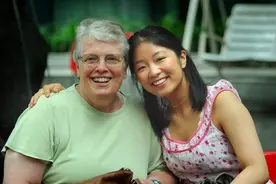 华裔女孩回国寻亲，竟然引来44个家庭争相认亲图片