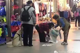 暖心！导盲犬不小心尿尿一脸自责，店家没责备还帮忙铺报纸！图片