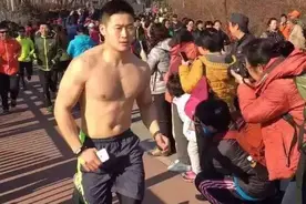 北京“光猪跑”基情开赛 成一群gay和大妈们的狂欢图片