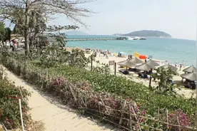 实拍亚龙湾的海，三亚游客首选之地视频封面