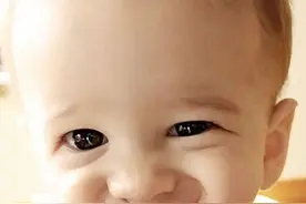 宝宝老被人捏脸，聪明的宝妈是怎么做的呢？图片