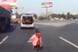 （视频）2岁小男孩从面包车后备箱滚落，告诉家长什么？图片