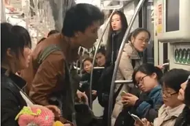 慎入！地铁“奇葩”就是多 上海阿姨又“发飙”嘞图片
