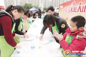 妈妈揉面团儿子帮备馅 搓汤圆比赛大受欢迎图片