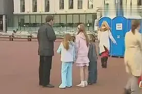 孕妇街头厕所生孩子，路人听到婴儿哭声被吓蒙