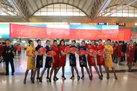 山航：喜迎元宵佳节，空姐候机楼内展才艺图片