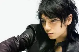 水嶋斐吕剪短发　女儿不认人只认眼镜图片