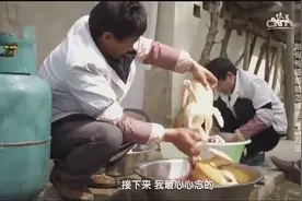 师傅秀绝技刀法，将整只鸭骨肉完整分离，剔骨鸭、生鸭血都是美味视频封面