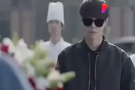 小蔡接女友彭佳禾放学，看这架势旁边的人都羡慕，逗炸了视频封面