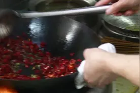 费师傅教你辣子鸡的正宗做法，又辣又麻又香，很多小技巧先收藏了视频封面