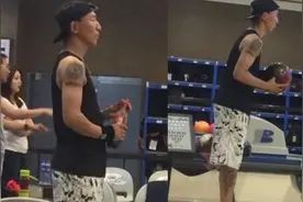 陈羽凡现身保龄球馆 黑背心花短裤一脸憔悴眉头紧缩