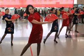山航空姐机场玩快闪 颜值爆棚舞姿动人图片