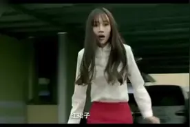 姑娘被牛追赶，以为脱掉红衣服就没事，谁知牛追的更猛烈视频封面