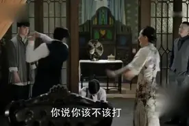 小孩考试没考第一被父亲打，直接把小孩打蒙了视频封面