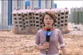 轰隆！8层大楼瞬间倒塌，山东台“淡定姐”眼睛不眨完成播报