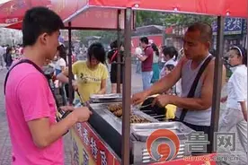 临沂一路段流动商贩占道严重 城管回应：加大管理力度图片