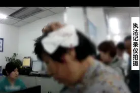 北京一写字楼楼顶的油毡突然掉落，女子被砸得满头是血视频封面