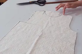 买一块棉布料改一下，教你手工给孩子做一件睡袍，好看又易学