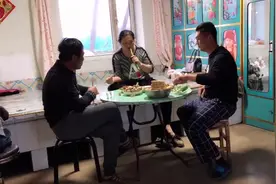 干了一天的农活，看看二狗家晚上吃的什么好吃的？把二狗都吃咸了