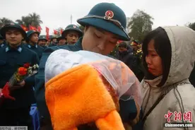 越南举行入伍仪式 新兵与家属话别（组图)图片