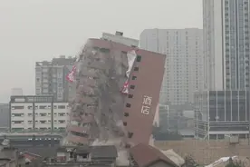 成都爆破城北“第一高楼”为地铁施工让路。#发第二遍会火视频封面