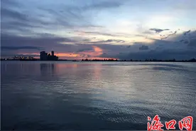 《夜瞰海口》（七）：海口湾邂逅万绿园 水天一色图片