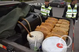 危险！司机用皮卡车装400升柴油 还停路边暴晒图片