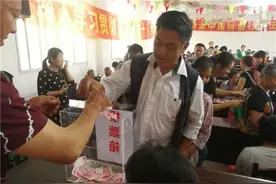 东坡区修文镇岳营村为患病村民开展爱心捐款活动图片