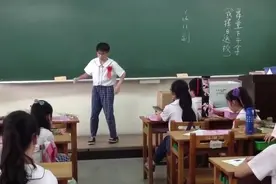 ＃小学生教师讲台前的机械舞，震撼全场！这孩子不得了＃视频封面