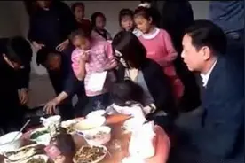 李湘回乡祭祖 乡亲大摆宴席迎接 却遭来斥责 网友大赞做的对视频封面