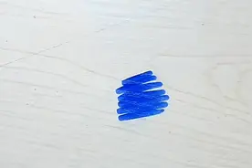 桌子上这种笔渍怎么清除？教你一招轻松擦干净