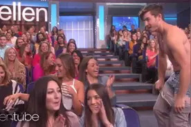 Ellen又在自己的节目上大搞热辣鲜香的美男拍卖会惹！流口水