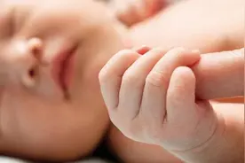 医生提醒宝宝发热后囟门下陷变硬有可能是脱水引起，父母要当心视频封面