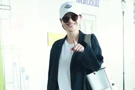 辣妈梅婷秀白皙美腿 大方比V笑容迷人视频封面